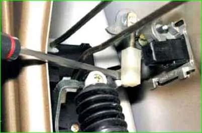 Removing the outer rear door handle doors