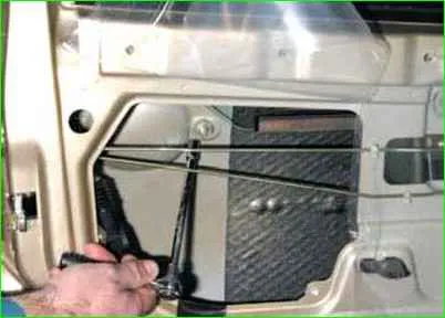 Removing the outer handle of the rear door