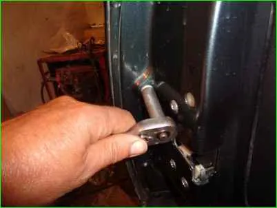 Removing the outer rear door handle