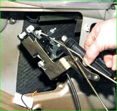 Removing the rear door lock