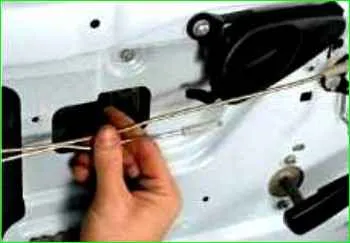 Removing and installing the rear door window regulator