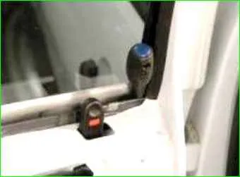 Removing and installing the rear door window regulator