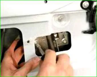 Removing and installing the rear door window regulator