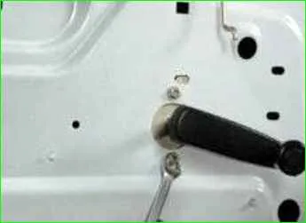 Removing and installing the rear door window regulator
