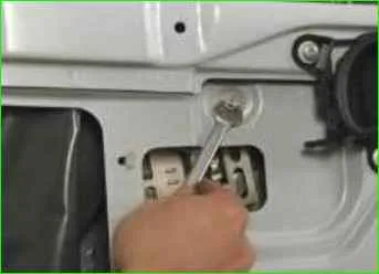 Removing and installing the rear door window regulator