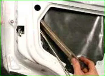 Replacing the lowering glass of the rear door of the Niva Chevrolet