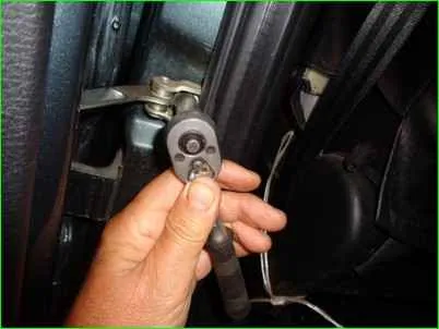 Removing and installing the rear door