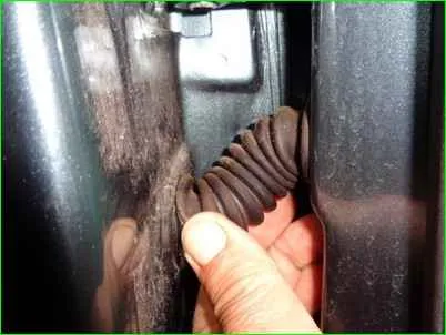 Removing and installing the rear door