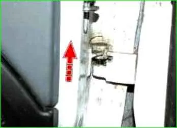 Removing and installing the rear door