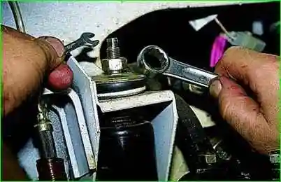 Как заменить амортизатор передней подвески Нива Шевролет