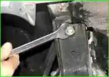 Как снять поперечину передней подвески Как снять поперечину передней подвески