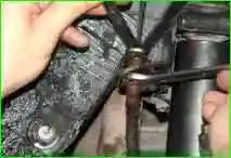 Как снять поперечину передней подвески Как снять поперечину передней подвески