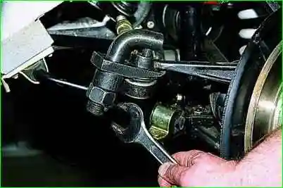 Как снять поперечину передней подвески Как снять поперечину передней подвески