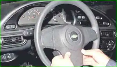 Extracción del volante de un automóvil Niva Chevrolet