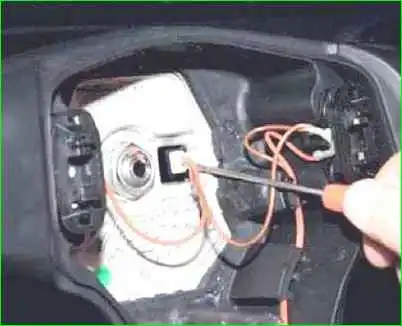 Extracción del volante de un automóvil Niva Chevrolet