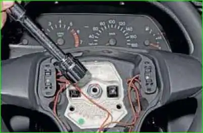 Extracción del volante de un automóvil Niva Chevrolet