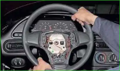 Extracción del volante de un automóvil Niva Chevrolet