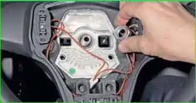 Extracción del volante de un automóvil Niva Chevrolet