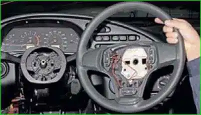 Extracción del volante de un automóvil Niva Chevrolet