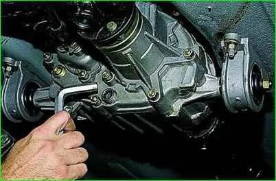 Changing the oil in the transfer case of a Niva Chevrolet
