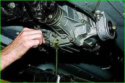 Changing the oil in the transfer case of the Niva Chevrolet
