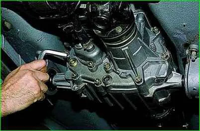 Changing the oil in the transfer case of the Niva Chevrolet