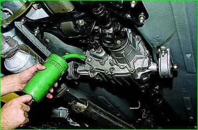 Changing the oil in the transfer case of a Niva Chevrolet