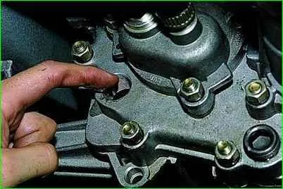 Changing the oil in the transfer case of the Niva Chevrolet