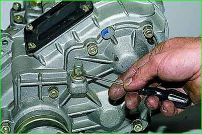 Changing the oil in the transfer case of the Niva Chevrolet