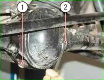 Проверка герметичности уплотнений заднего моста Проверка герметичности уплотнений заднего моста