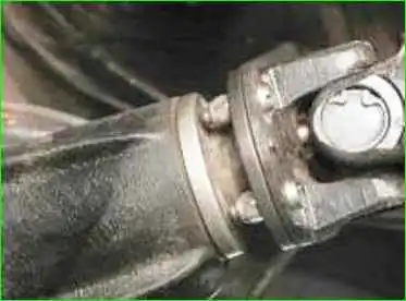 Проверка герметичности уплотнений заднего моста Проверка герметичности уплотнений заднего моста