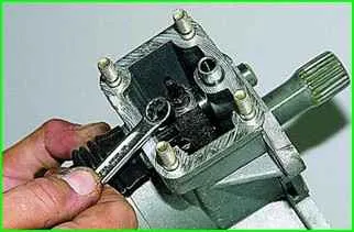 Wie zur Reparatur eines VAZ-Verteilergetriebes -2123