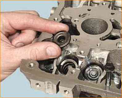 Cómo reemplazar los sellos del vástago de la válvula del motor VAZ-21126