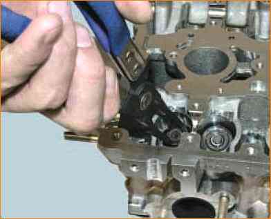 How to replace the valve stem seals of the VAZ-21126 engine