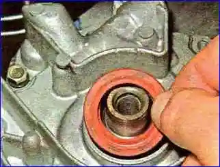 How to replace the crankshaft oil seals of a VAZ-21114 engine