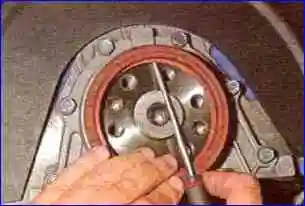 How to replace the crankshaft oil seals of the VAZ-21114 engine