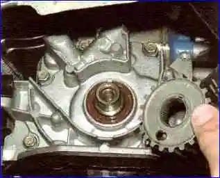 How to replace the crankshaft oil seals of a VAZ-21114 engine