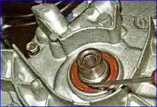 How to replace the crankshaft oil seals of a VAZ-21114 engine