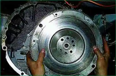 How to replace the crankshaft oil seals of a VAZ-21114 engine