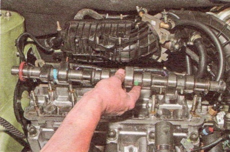 Camshaft removal and installation