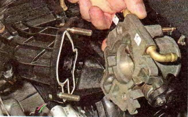 How to remove and install the VAZ-21114 engine throttle assembly