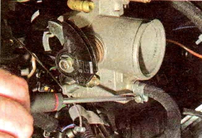 Cómo quitar y poner el conjunto del acelerador del motor VAZ-21114
