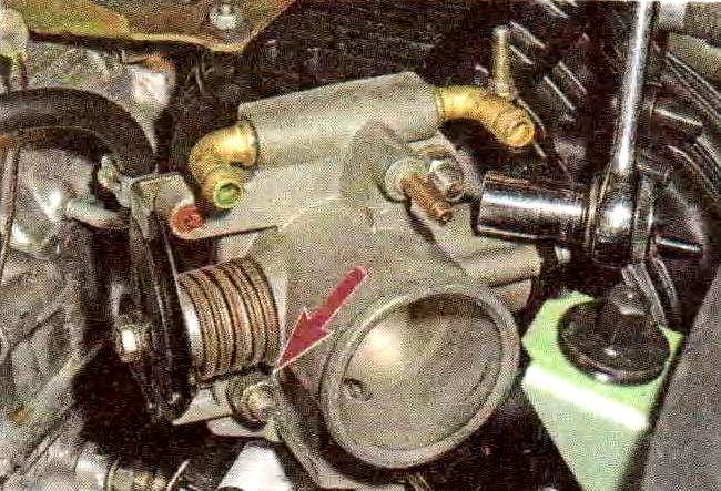 How to remove and put the throttle assembly of the VAZ-21114 engine