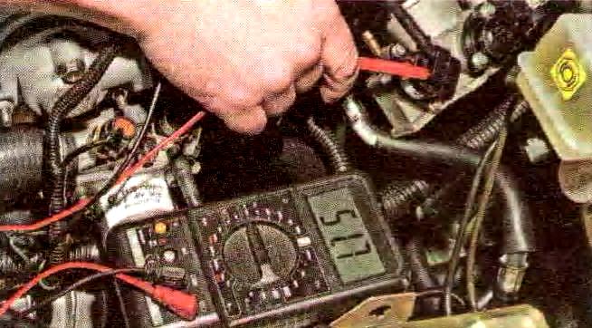 Revisando y reemplazando el controlador de velocidad de ralentí de el motor VAZ-21114