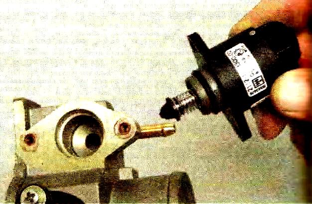 Перевірка та заміна регулятора холостого ходу двигуна ВАЗ-21114