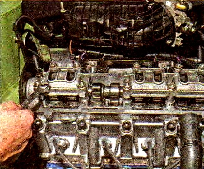 Removing and installing the camshaft of the VAZ-21114 engine