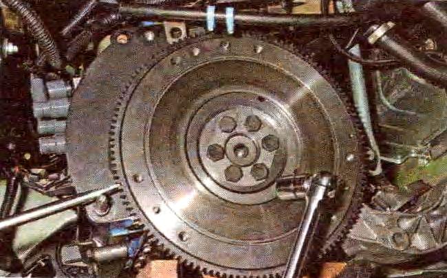 Replacing crankshaft oil seals on VAZ-21114 engine