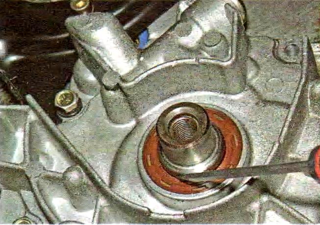 Replacing the crankshaft seals of the VAZ-21114 engine 