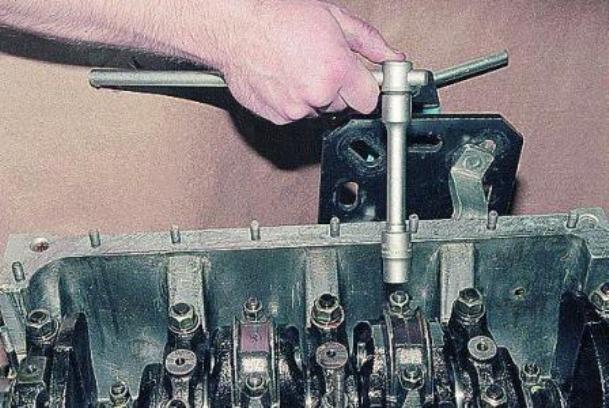 Розбирання двигуна ЗМЗ-402