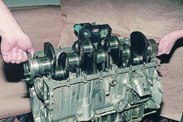 Disassembling the ZMZ-402 engine